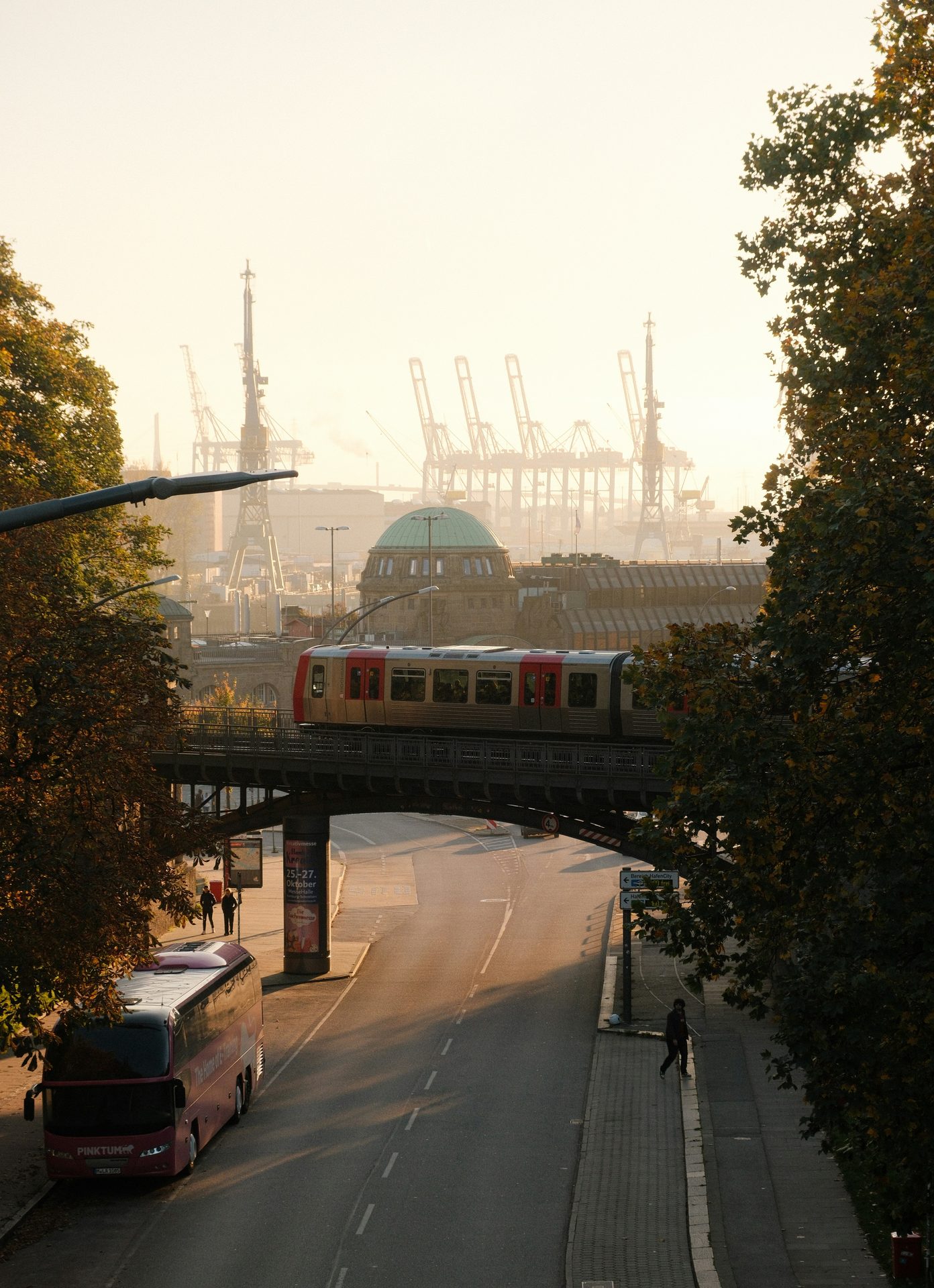 Hamburger Hafen im Morgenlicht